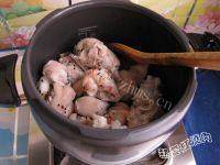 吮指猪蹄做法图解8)