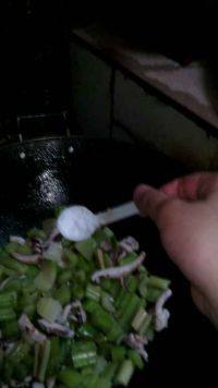 自制芹菜炒鱿鱼