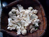 家常菜腊肉炒花菜做法图解1)