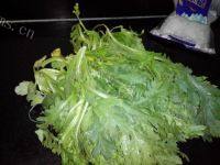 甘脆的清炒茼蒿做法图解1)