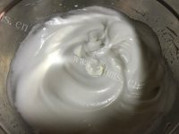 草莓蛋糕卷做法图解3)