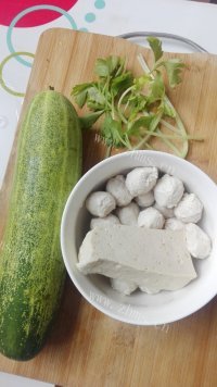 美味的黄瓜肉丸汤做法图解1)
