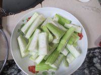 色味俱全的丝瓜炒鸭蛋做法图解2)