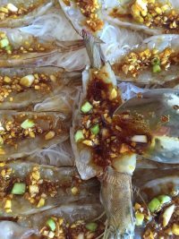 鲜美好吃的蒜蓉粉丝蒸开背虾做法图解13)