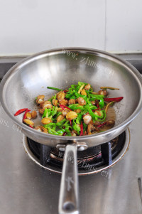 家常美食青椒炒小鲍鱼做法图解8)
