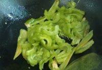 十分诱人的苦瓜炒肉片做法图解7)