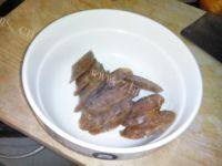家常菜芹菜炒腊肠做法图解4)