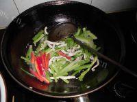 家常菜芹菜炒粉丝做法图解11)