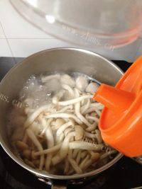 家常蟹味菇肉丸汤做法图解6)