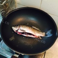 鲫鱼萝卜豆腐汤做法图解2)