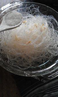 诱人的蒜蓉粉丝蒸带子做法图解4)