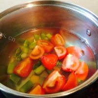 清香的芦笋番茄蛋花汤的做法图解五