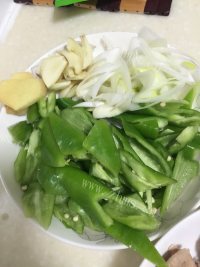 家常菜尖椒溜肥肠做法图解2)