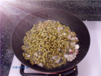 家常菜酸豆角炒肉做法图解5)