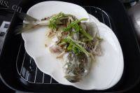 美味的沙姜酱油蒸海鲈做法图解5)