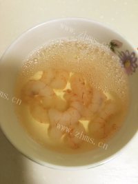 五彩虾仁蛋炒饭做法图解3)