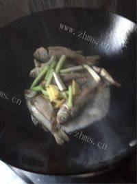 美味的鲫鱼汤做法图解2)