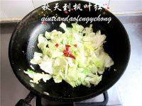 家常菜炝炒圆白菜做法图解6)