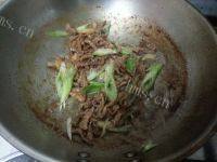 家常的金针菇炒肉丝做法图解7)