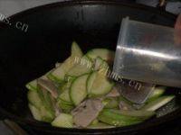 家常菜西葫芦炒肉片做法图解6)