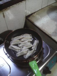 在家做的锅贴做法图解5)