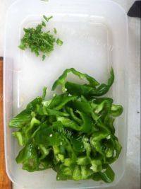 家常菜青椒炒鸡蛋做法图解2)