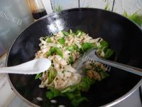家常菜辣椒炒豆皮做法图解7)