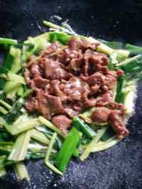 家常菜芹菜炒牛肉做法图解5)