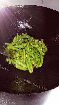 家常菜干煸四季豆做法图解3)