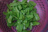 家常菜腊肉炒荷兰豆做法图解4)