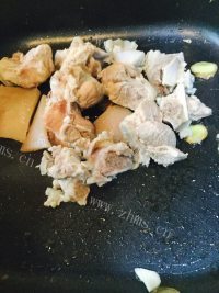 美味的霸王花猪骨汤做法图解3)