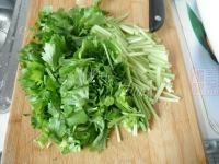 家常菜肉丝炒香芹做法图解3)