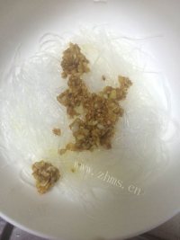 美味的蒜蓉粉丝扇贝做法图解3)