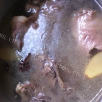 色味俱佳的冬瓜骨头汤做法图解2)