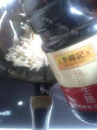 家常菜茭白炒肉丝做法图解7)