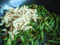 自制四季豆炒肉丝做法图解9)