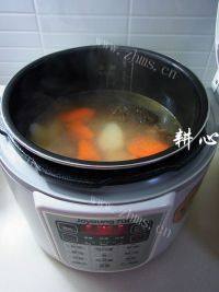 美味的胡萝卜山药鲫鱼汤做法图解8)