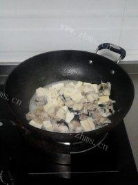 养颜的安康鱼炖豆腐做法图解7)