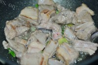 美味的胡萝卜焖羊肉做法图解4)