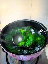 美味的蚝仔茼萵汤做法图解9)