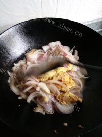 喷香的洋葱炒鸡蛋做法图解6)