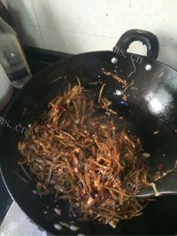 美味的香辣肉丝花生咸菜做法图解5)