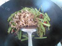 家常菜芹菜炒肉丝做法图解9)