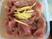 香菠咕噜肉做法图解5)