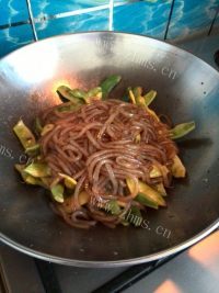 家常菜豆角炖粉条做法图解5)