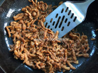 美味的芹菜干子炒肉做法图解3)
