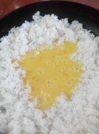 鲜虾菜脯蛋炒饭做法图解4)