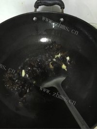 香气浓郁的西兰花炒木耳做法图解3)