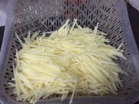 色香味俱全的炒土豆丝做法图解2)