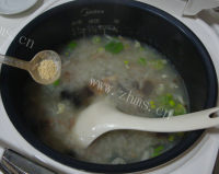 皮蛋瘦肉粥做法图解11)